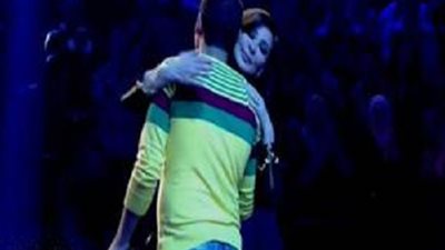 بالفيديو.. إليسا تُقبل متسابق 