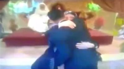 عريس يترك عروسه ويرقص مع أمه علي نغمات