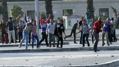 الإخوان يعتدون بالضرب على طلاب كلية تجارة بجامعة القاهرة

