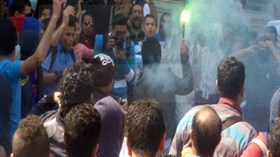 طلاب الإخوان يشعلون الشماريخ بكلية تجارة جامعة القاهرة
