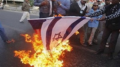 طلاب الإرهابية يحرقون علم إسرائيل بجامعة القاهرة