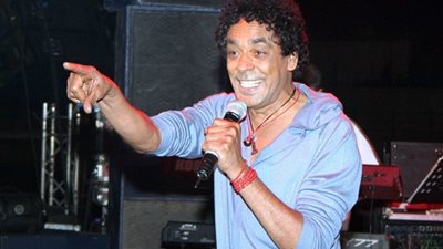 الفنان محمد منير يغازل 