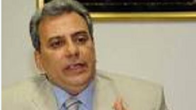 بالفيديو .. رئيس جامعة القاهرة يقود سيارة سباق الطرق الوعرة