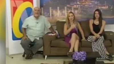 شاهد..زلزال علي الهواء وإصابة الطاقم تليفزيوني بـ