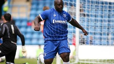 شاهد .. أقوى لاعب في العالم يدهس مدافع ويدمر الشباك بهدف جبار
