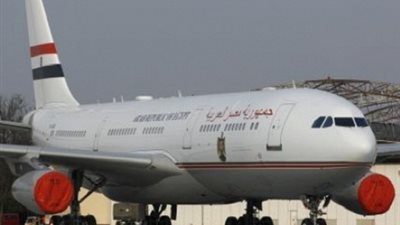 بالفيديو .. شاهد حقيقه العبارة المكتوبة علي طائرة السيسي