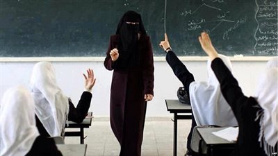 صدق او لا تصدق ..طالب ينزع نقاب معلمته و يصفعها علي وجهها والسبب 