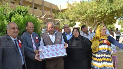 مدرسة الخارجة الاعدادية المشتركة تقيم حفل المعلم المثالي و الأم المثالية
