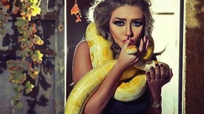 شاهد.. سارة سلامة فى جلسة تصوير مع ثعبان ضخم