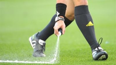 فيديو.. حكم يستخدم الاسبراي بطريقة عبقرية في مباراة بالبرازيل !
