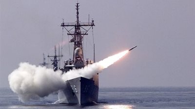 سكاي نيوز: البحرية المصرية تقصف مواقع للحوثيين في عدن