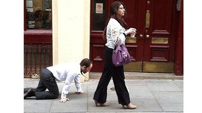 سيدة تتلذ بإذلال زوجها و تقيده بطوق الكلاب إرضاء لرغباتها