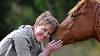 أمراة تطعن حبيبها حتي الموت ..وسعودي يطلق زوجته لانها قبلت حصان