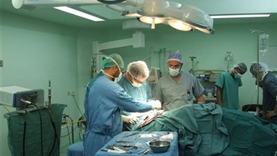 قريق طبي بمستشفي أسوان الجامعي  ينجح في أستئصال ورم يزن 12 كيلو من رحم سيدة