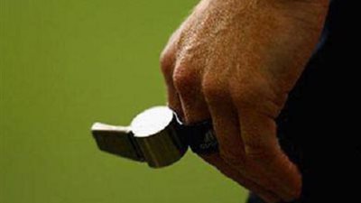 شاهد.. حكم يطرد لاعباً قام بفعل مشين تجاه جماهيره