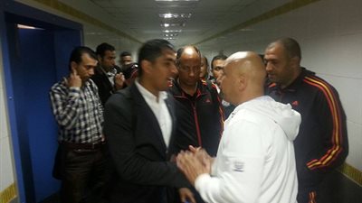 بالصور.. حسام حسن يصالح حكم مباراة الشرطة