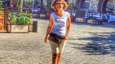 شاهد.. منة فضالى مثيرة بشورت وشعر مموج