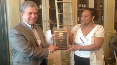 جمعية الدراسات الدولية تكرم الدكتور بهجت قرني الأستاذ بالجامعة الأمريكية  
