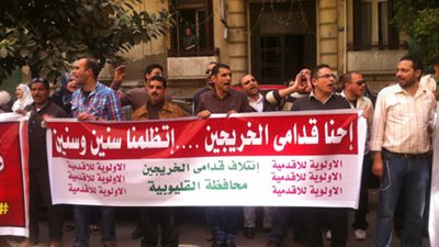 بحضور وزير التعليم .. محلب يلتقي قدامي الخريجيين لبحث مطالبهم بالتعيين في الـ