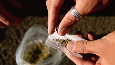 توقيف فلاح بـ5 كيلو بانجو و250 جرام أفيون و215 علبة بيرة بأسيوط