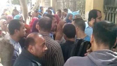 العشرات من معلمي الأجر بالشرقية يتظاهرن أمام التعليم


