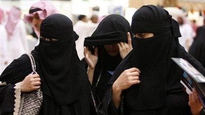 معلمة سعودية تطلب من خطيبها الزواج من صديقاتها الثلاث  في المدرسة ..يا بختك