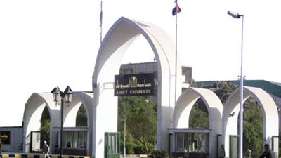 الأحد.. جامعة أسيوط تكرم رئيسها السابق بميداليتها الذهبية