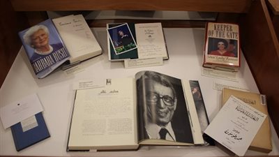 أمين عام الأمم المتحدة السابق، يهدي الجامعة الأمريكية مجموعة من كتبه الدبلوماسية النادرة