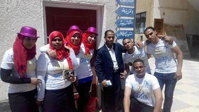 طلاب الوادي الجديد يحتفلون بتخرجهم بطريقة جديدة