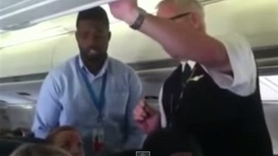 بالفيديو.. طرد مريضة بالقلب من طائرة أمريكية لهذا السبب