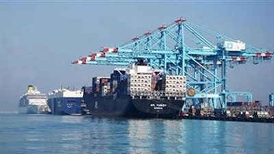 وصول 8500 طن بوتجاز و174 سائحا لموانئ السويس