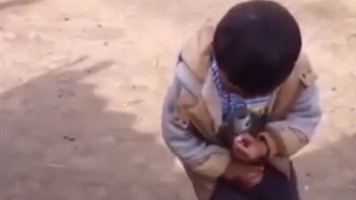 فيديو يصدم العالم  لطفل  والمطالبة بمعاقبة والده