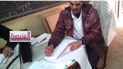 بالفيديو ..فضيحة مدرس يقوم بأجابة الامتحانات بدلامن الطلاب اثناء التصحيح بمدرسة الجيزة الكهربائية