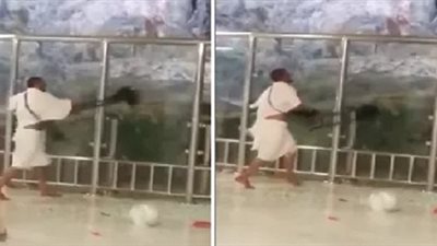 شاهد.. معتمر يمني يكسر الحاجز الزجاجي لجبل الصفا..  ويؤكد: أنا 