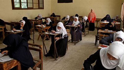 بحجة تغيبها.. رئيس الكنترول يمزيق ورقة إجابة طالبة أزهرية