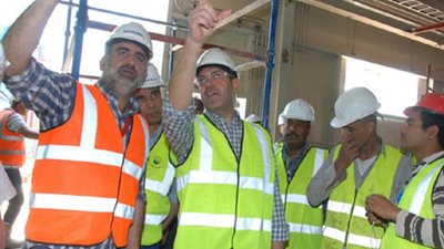 محافظ أسيوط يزور محطة الكهرباء الجديدة ويشيد بمعدلات الإنجاز في العمل