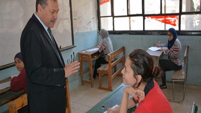 الرافعى يقوم بجولة مفاجئة لتفقد سير امتحان الشهادة الإعدادية بالقاهرة