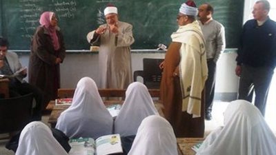 إحالة 15 موجها وإداريا للشئون القانونية لعدم الانضباط بأسوان الأزهرية