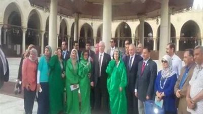 مديرة اليونسكو ترتدي الإسدال خلال زيارتها لمسجد عمرو بن العاص