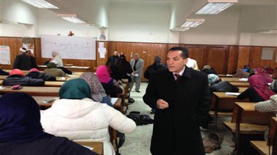 استاذة بجامعة الأزهر يملي الامتحان للطلاب في التليفون..وعجبي!!