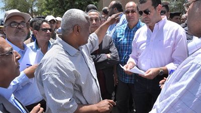 محافظ أسيوط لأحد المواطنين : لو والدى جه لن أوقع له طلباً دون دراسة