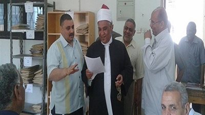 رئيس الإدارة المركزية يتفقد أعمال التصحيح بمركز تصحيح الشهادة الابتدائية الازهرية بقنا