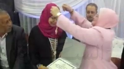 بالفيديو .. وكيل تعليم الجيزة تفجر مفاجأة غير متوقعة في حفل تكريم 