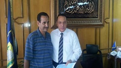 رئيس جامعة قناة السويس يكرم الموظف المثالي للشهر الحالي