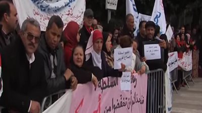 بالفيديو .. إضراب المعلمين في تونس يعطل الامتحانات ويهدد بتعليقاها بسبب عدم زيادة اجورهم