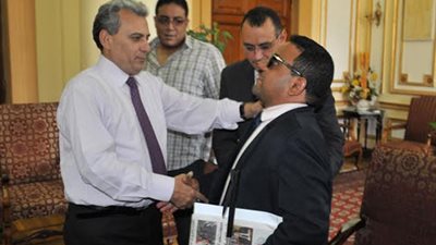 جابر نصار يهدي درع الجامعة لأول باحث من ذوي الإحتياجات الخاصة يحصل علي دكتوراه بالإعلام