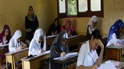 ضبط طالبة تغش بالمحمول وإصابة ملاحظ بحالة إغماء فى امتحان اللغة الإنجليزية بالثانوية العامة بأسيوط