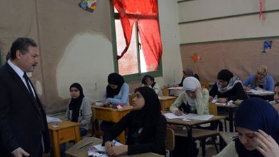 الرافعي يواصل جولاته لمتابعته امتحانات الثانوية.. يؤكد:تم ضبط الطلاب الذين يديرون صفحات