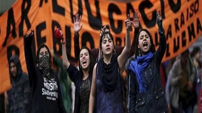 طلاب تشيلي يتظاهرون امام فندق منتخب الارجنتين للمطالبة للمطالبة بتحسن التعليم