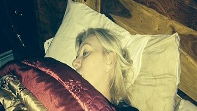 بالصور.. شاهد مأساة فتاة تنام وعينيها مفتوحتين ..فما السبب ؟